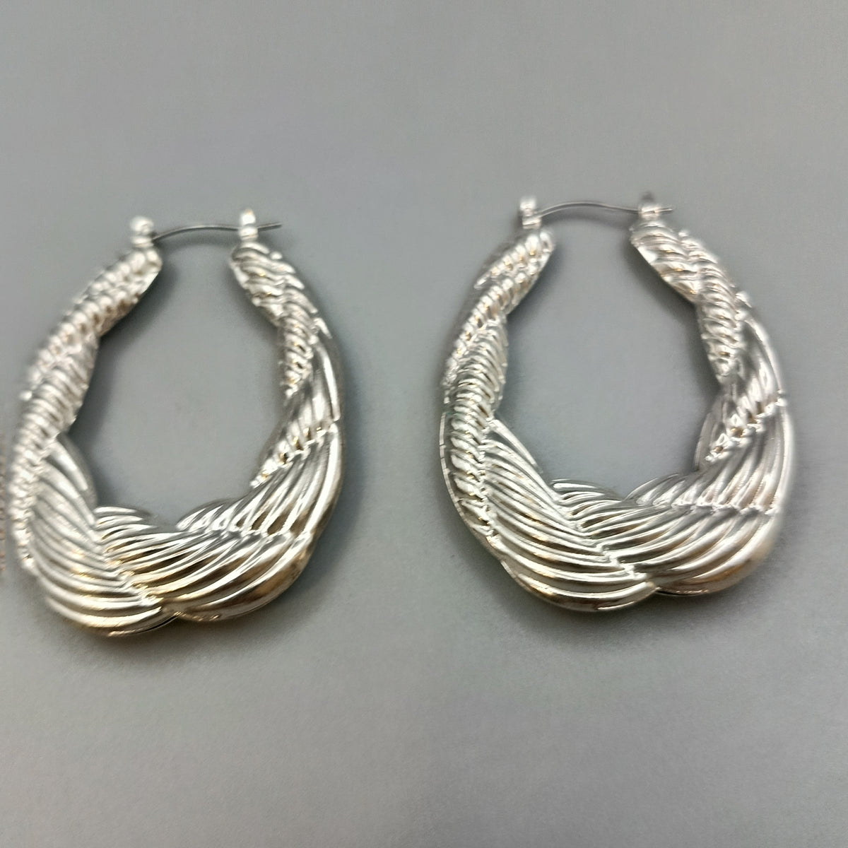 Elegante silberfarbene Creolen – Statement Ohrringe