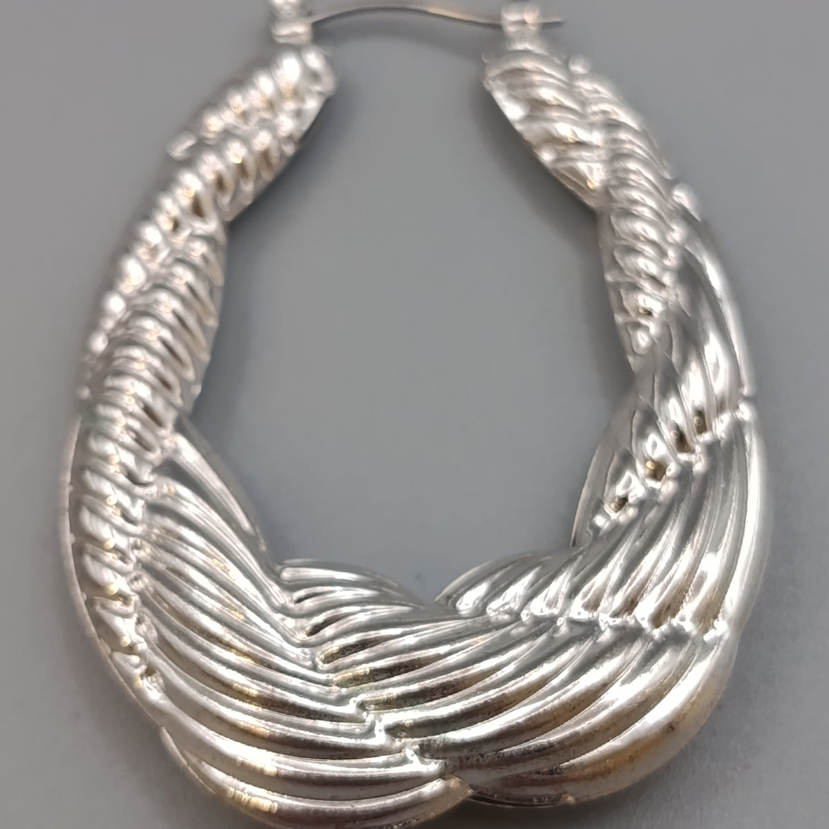 Elegante silberfarbene Creolen – Statement Ohrringe