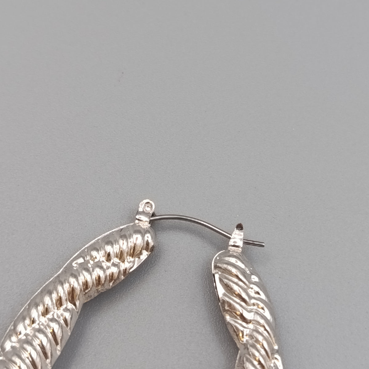 Elegante silberfarbene Creolen – Statement Ohrringe