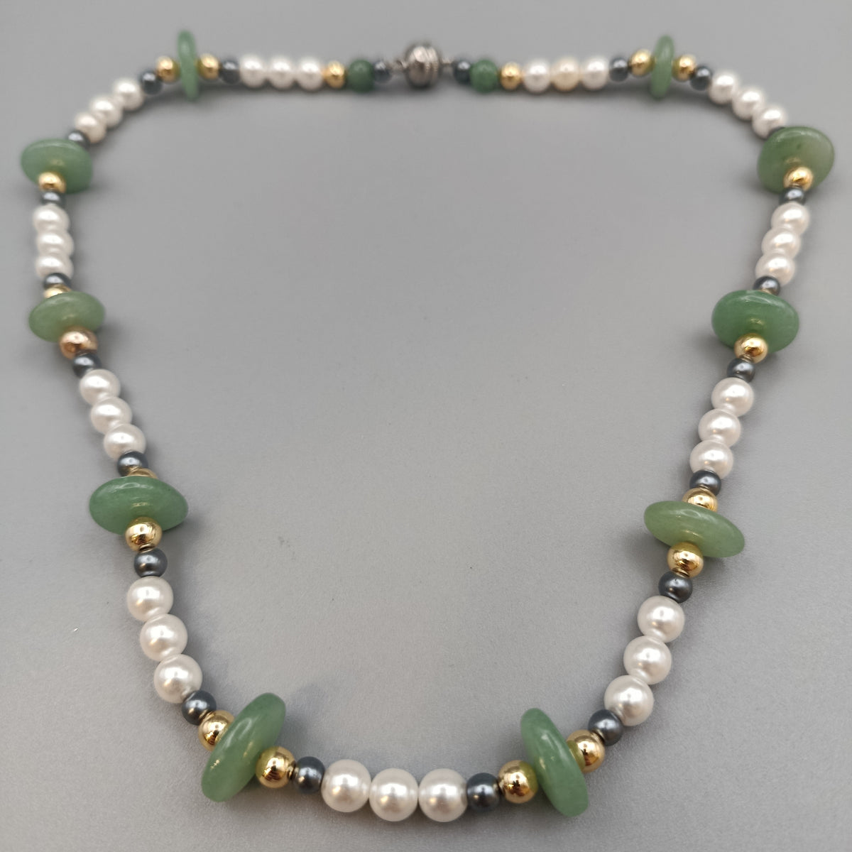 Elegante Perlenkette – Statement-Halskette mit Steinen