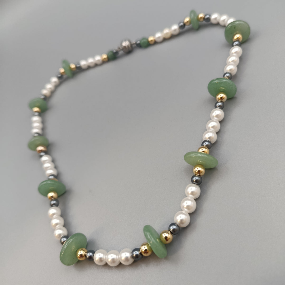 Elegante Perlenkette – Statement-Halskette mit Steinen