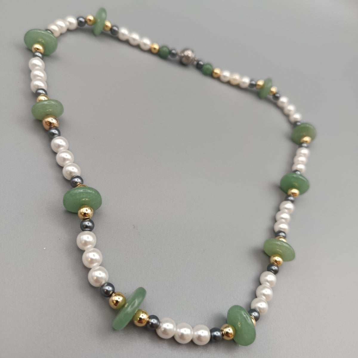 Elegante Perlenkette – Statement-Halskette mit Steinen