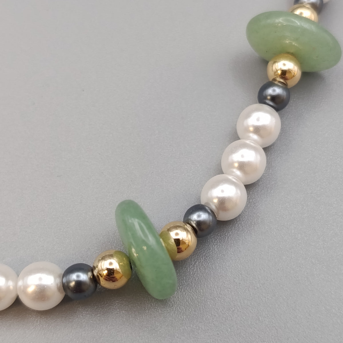 Elegante Perlenkette – Statement-Halskette mit Steinen