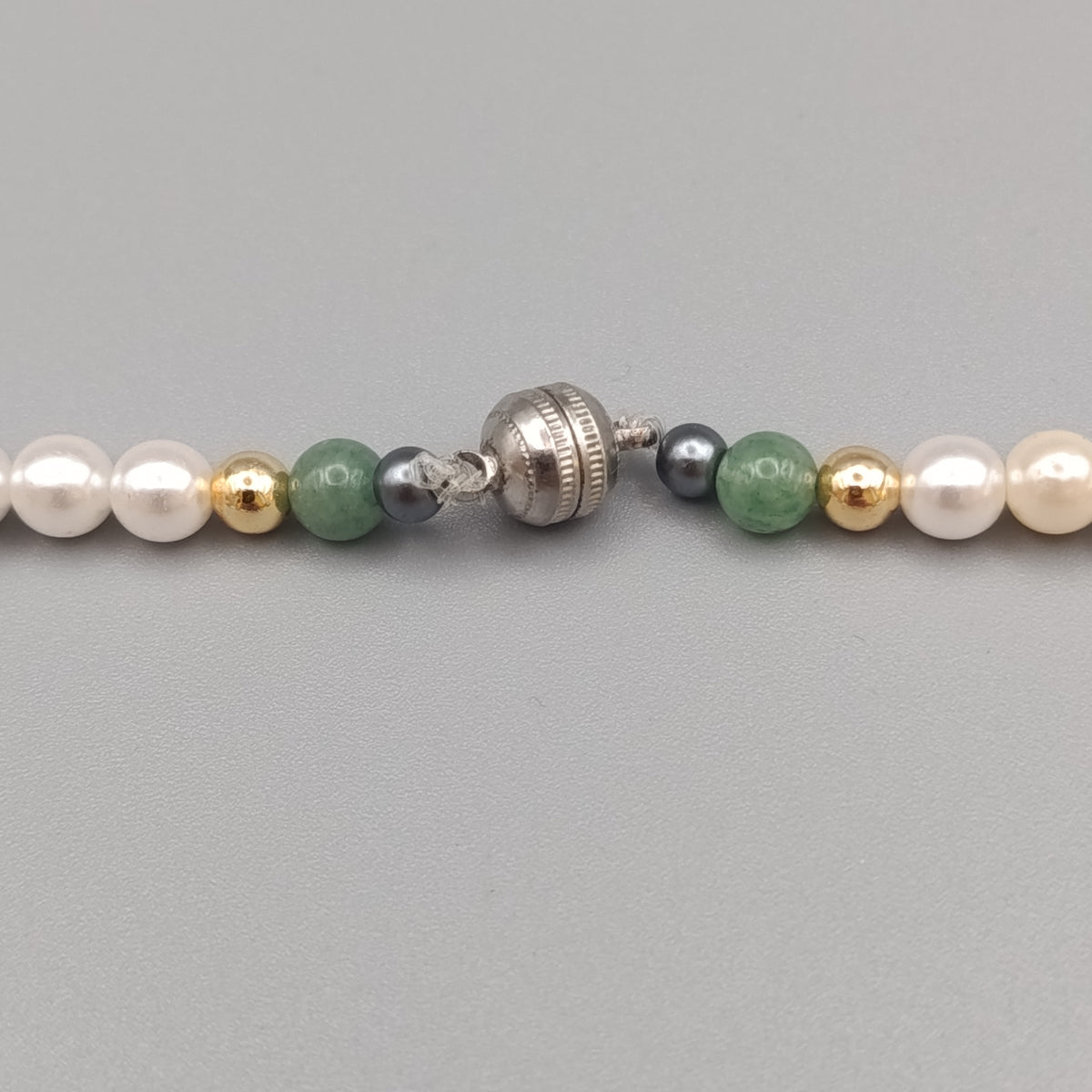 Elegante Perlenkette – Statement-Halskette mit Steinen