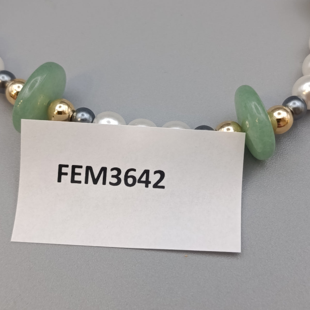 Elegante Perlenkette – Statement-Halskette mit Steinen