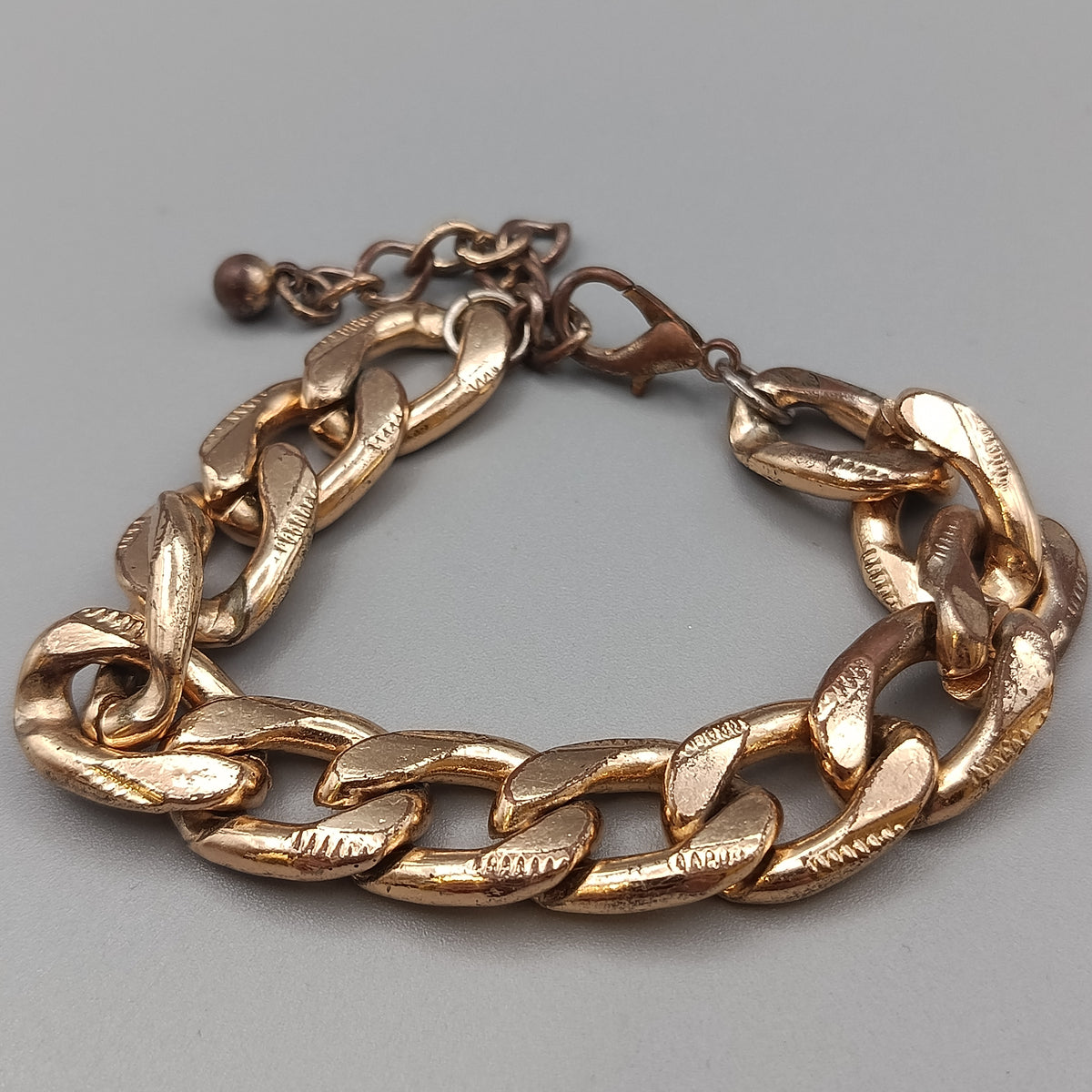 Elegantes goldfarbenes Armband – Markantes Gliederarmband