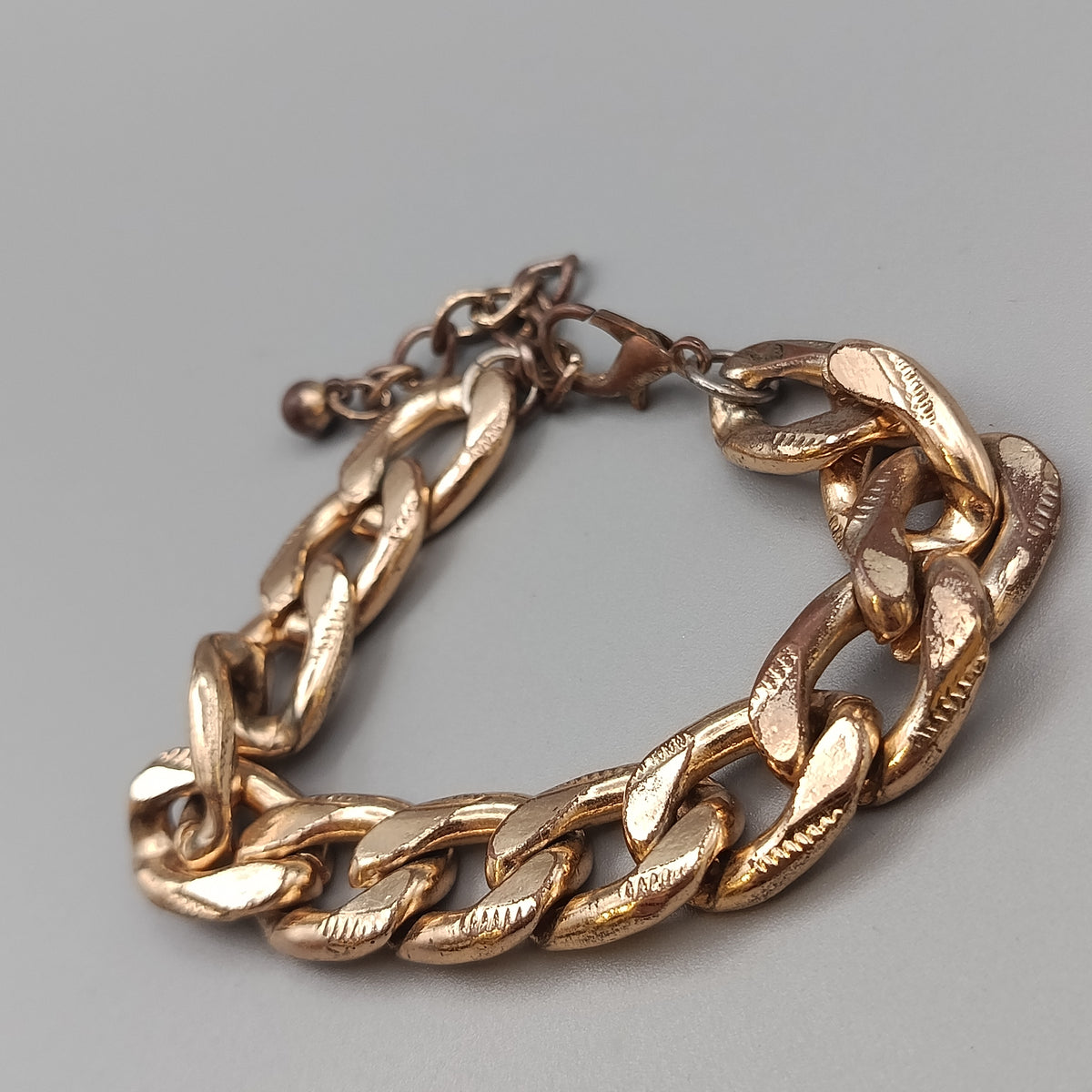 Elegantes goldfarbenes Armband – Markantes Gliederarmband