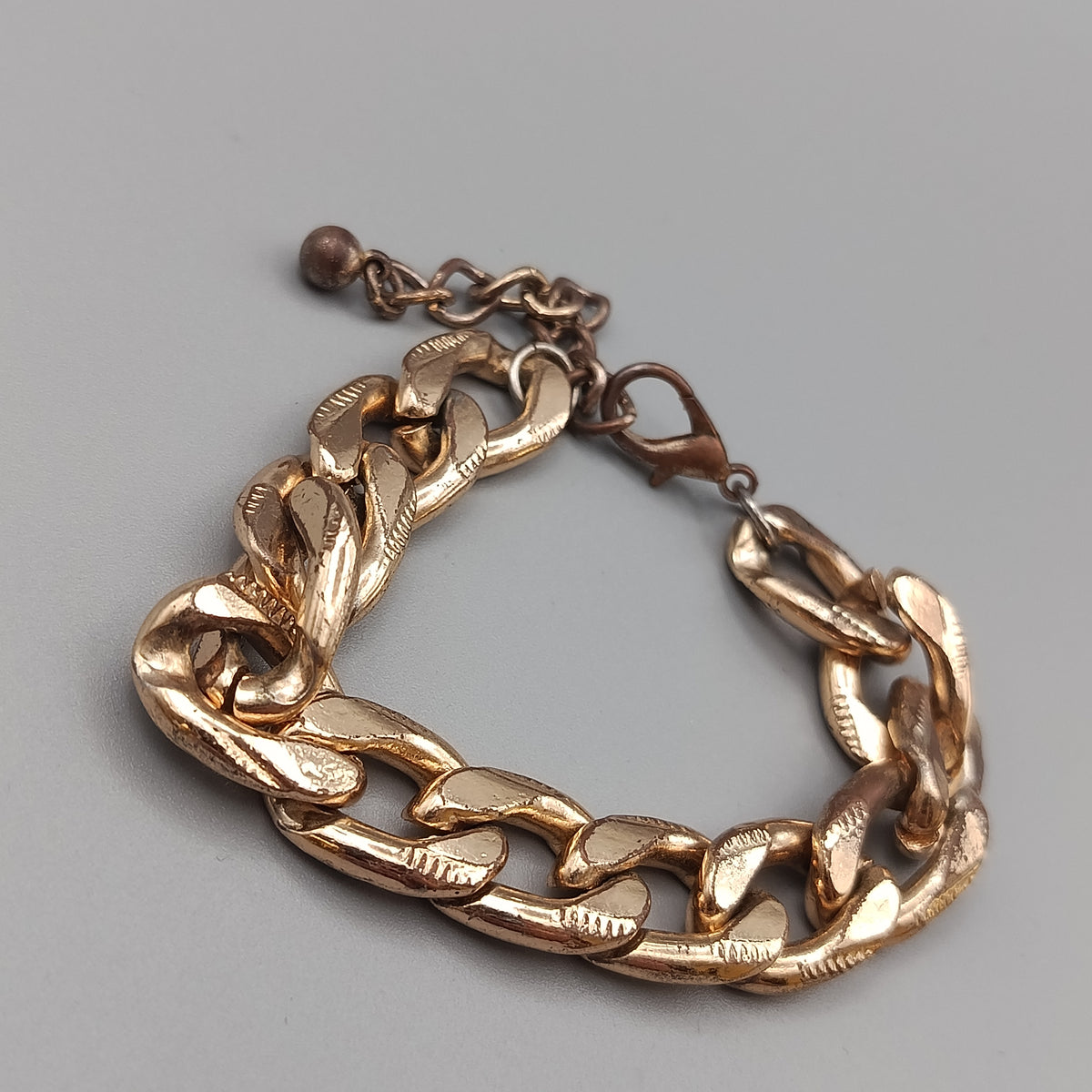 Elegantes goldfarbenes Armband – Markantes Gliederarmband