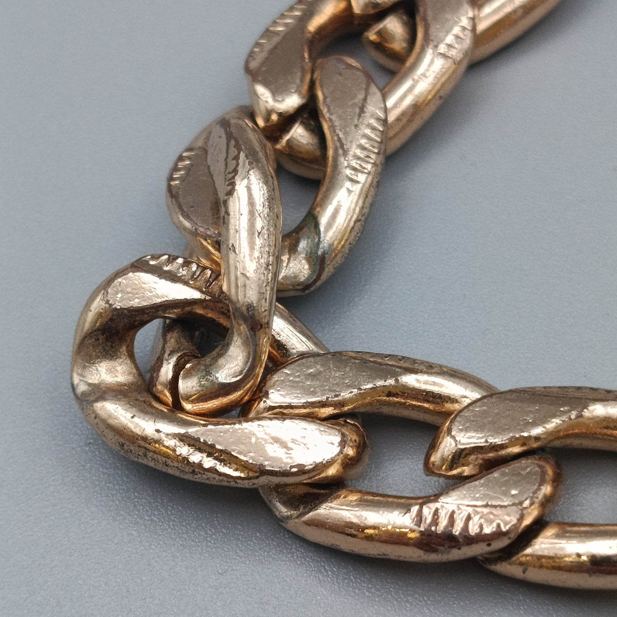 Elegantes goldfarbenes Armband – Markantes Gliederarmband