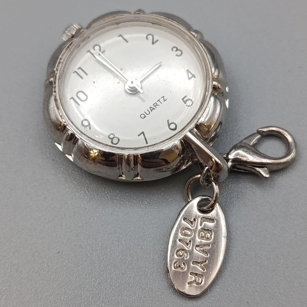 Elegante silberfarbene Damen Uhr – Anhängeruhr im Vintage Stil
