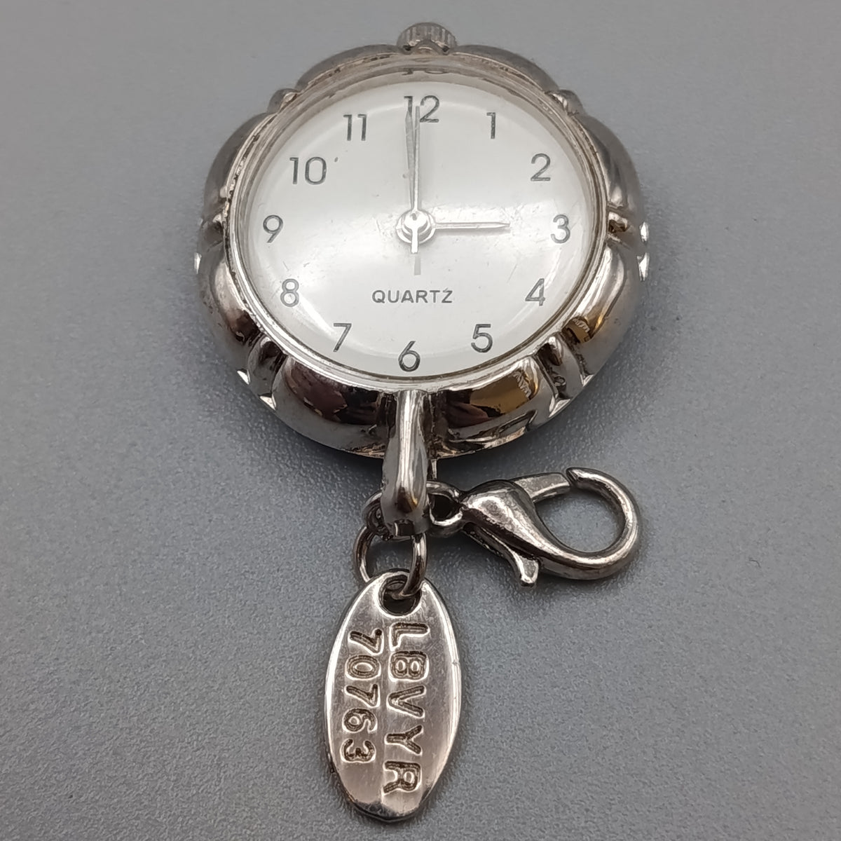 Elegante silberfarbene Damen Uhr – Anhängeruhr im Vintage Stil