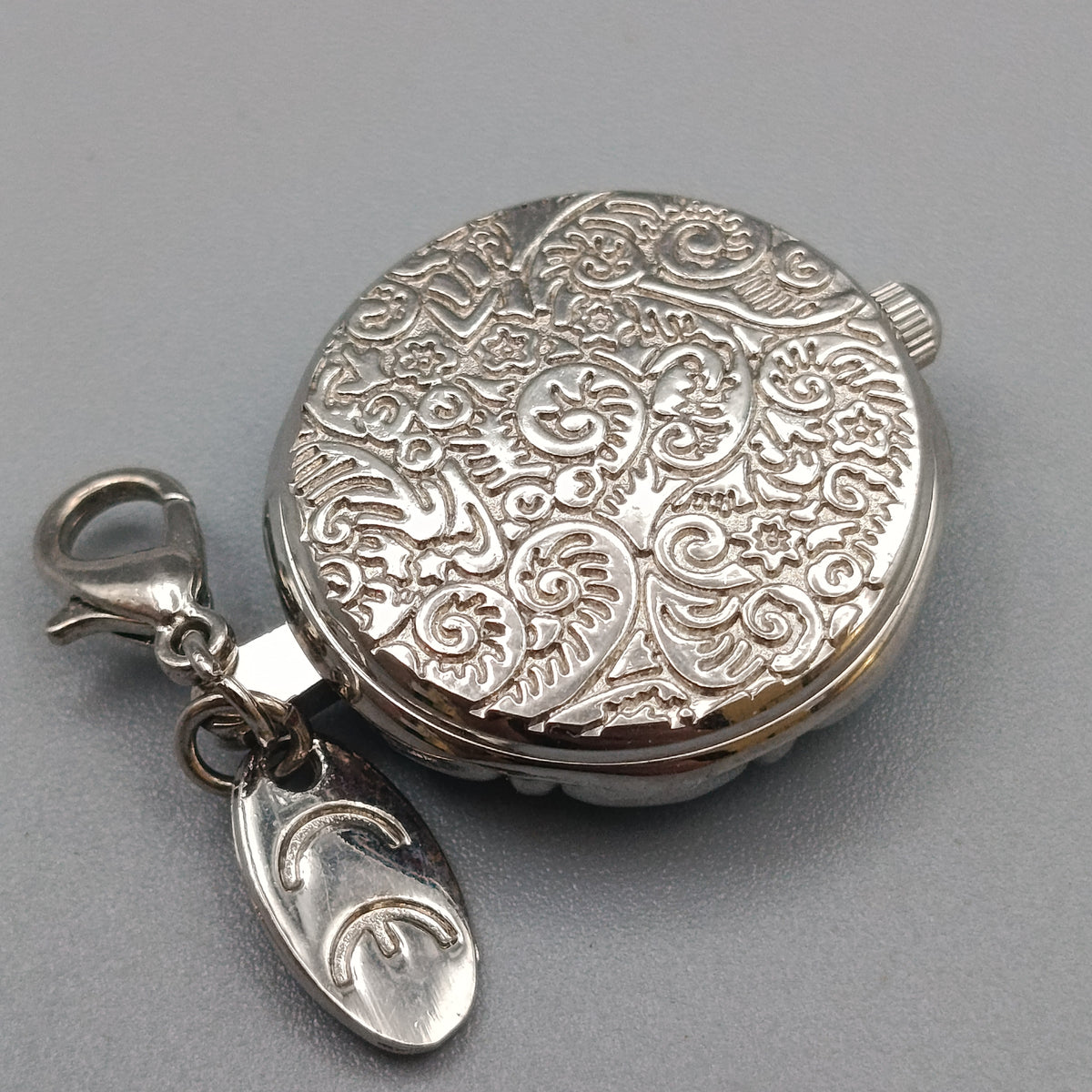 Elegante silberfarbene Damen Uhr – Anhängeruhr im Vintage Stil
