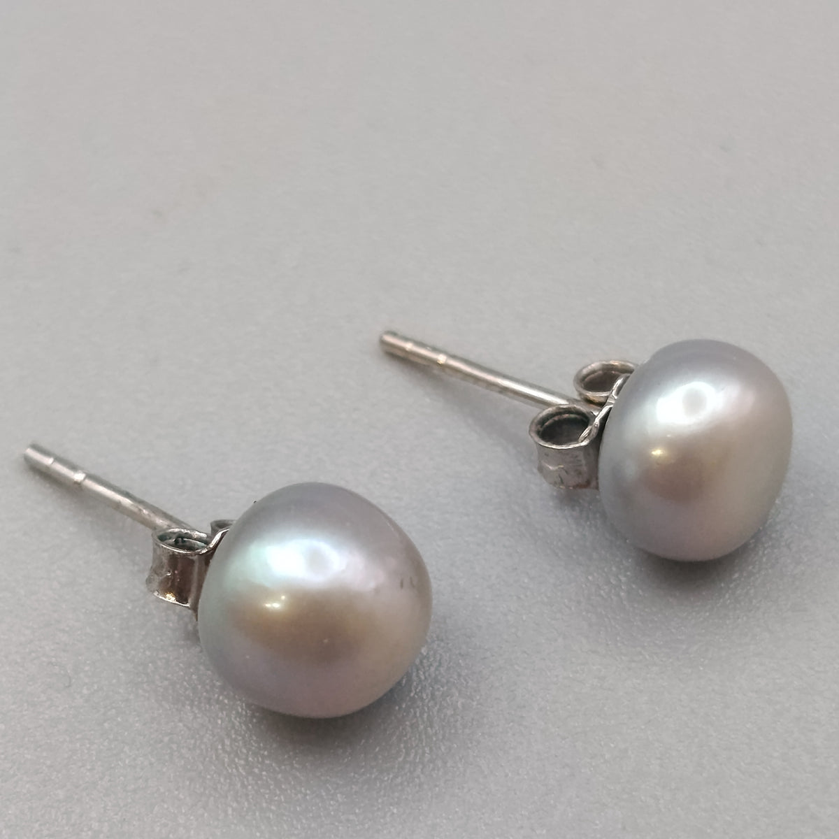 Elegante 925 Silber Perlen-Ohrstecker – Grau
