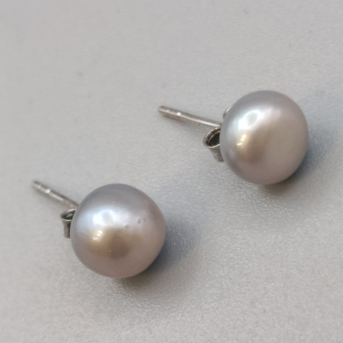 Elegante 925 Silber Perlen-Ohrstecker – Grau
