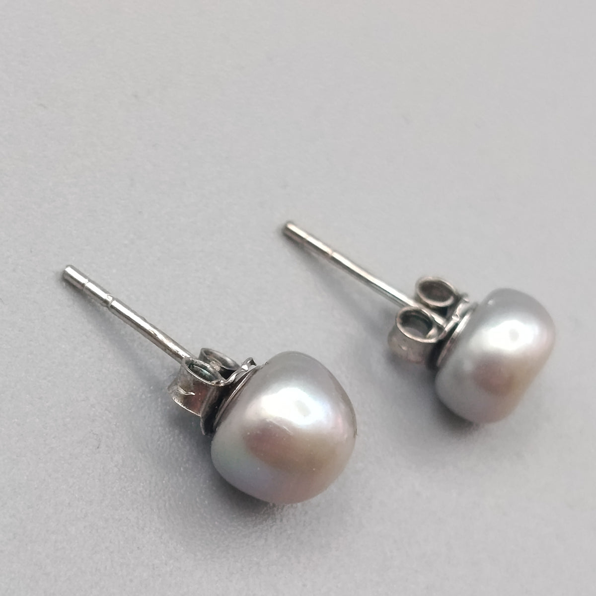 Elegante 925 Silber Perlen-Ohrstecker – Grau