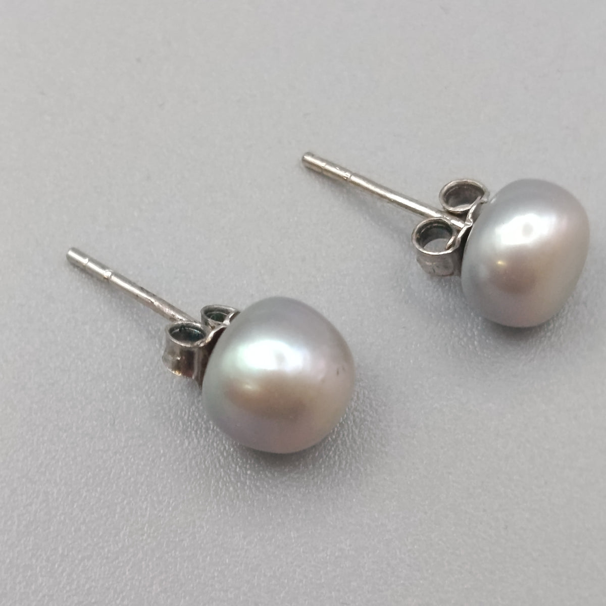 Elegante 925 Silber Perlen-Ohrstecker – Grau