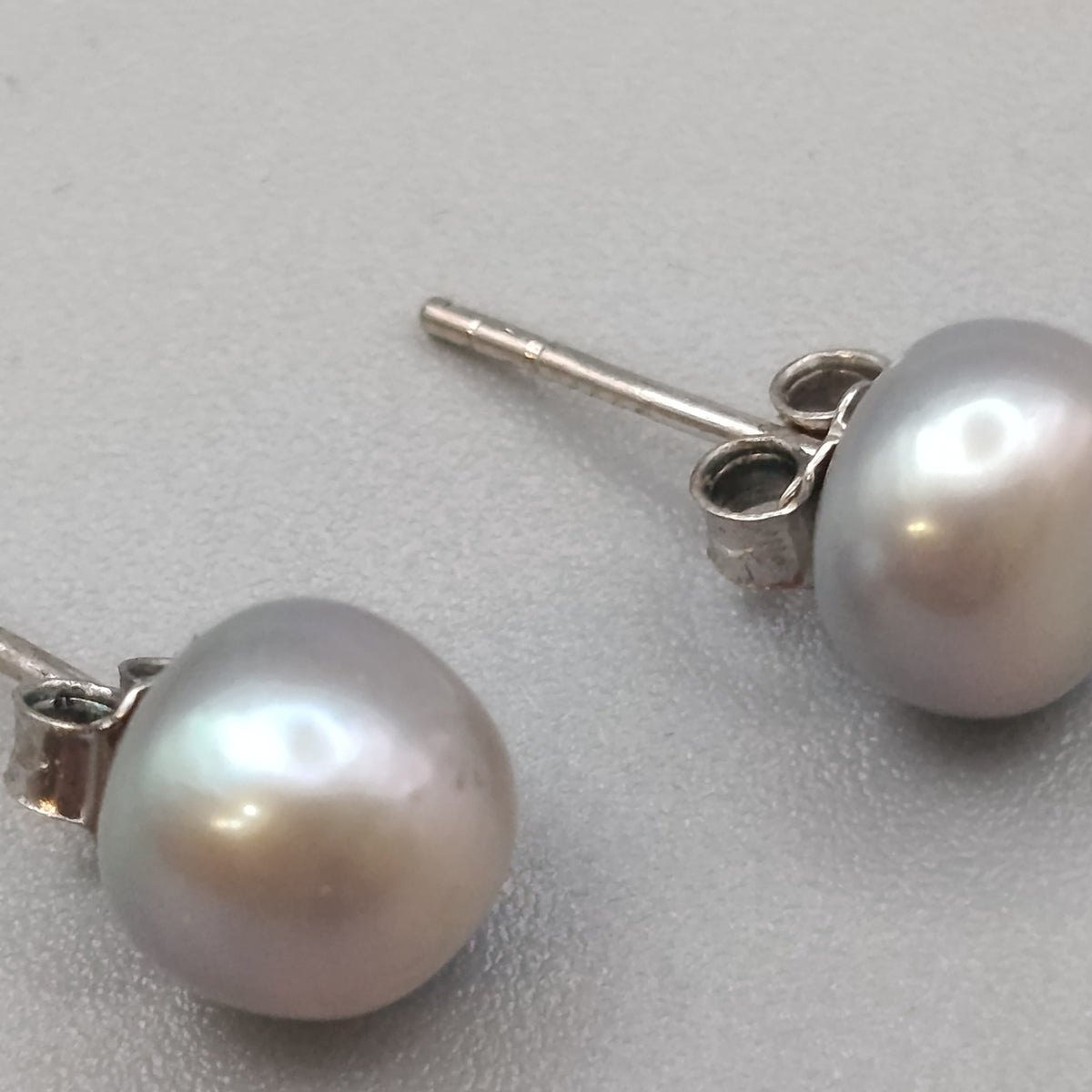 Elegante 925 Silber Perlen-Ohrstecker – Grau