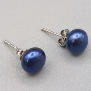 Elegante 925 Silber Perlen-Ohrstecker – Blau schimmernd