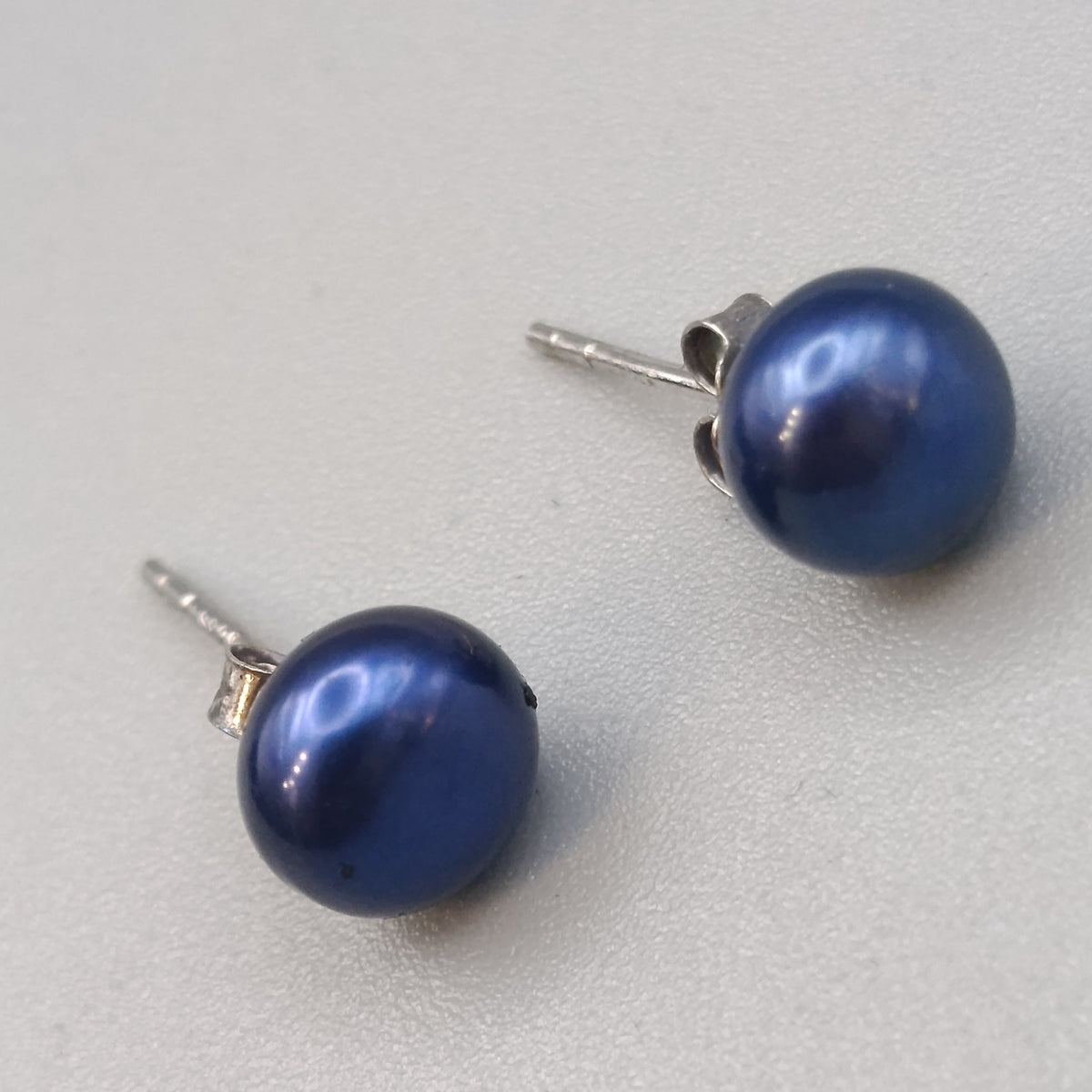 Elegante 925 Silber Perlen-Ohrstecker – Blau schimmernd