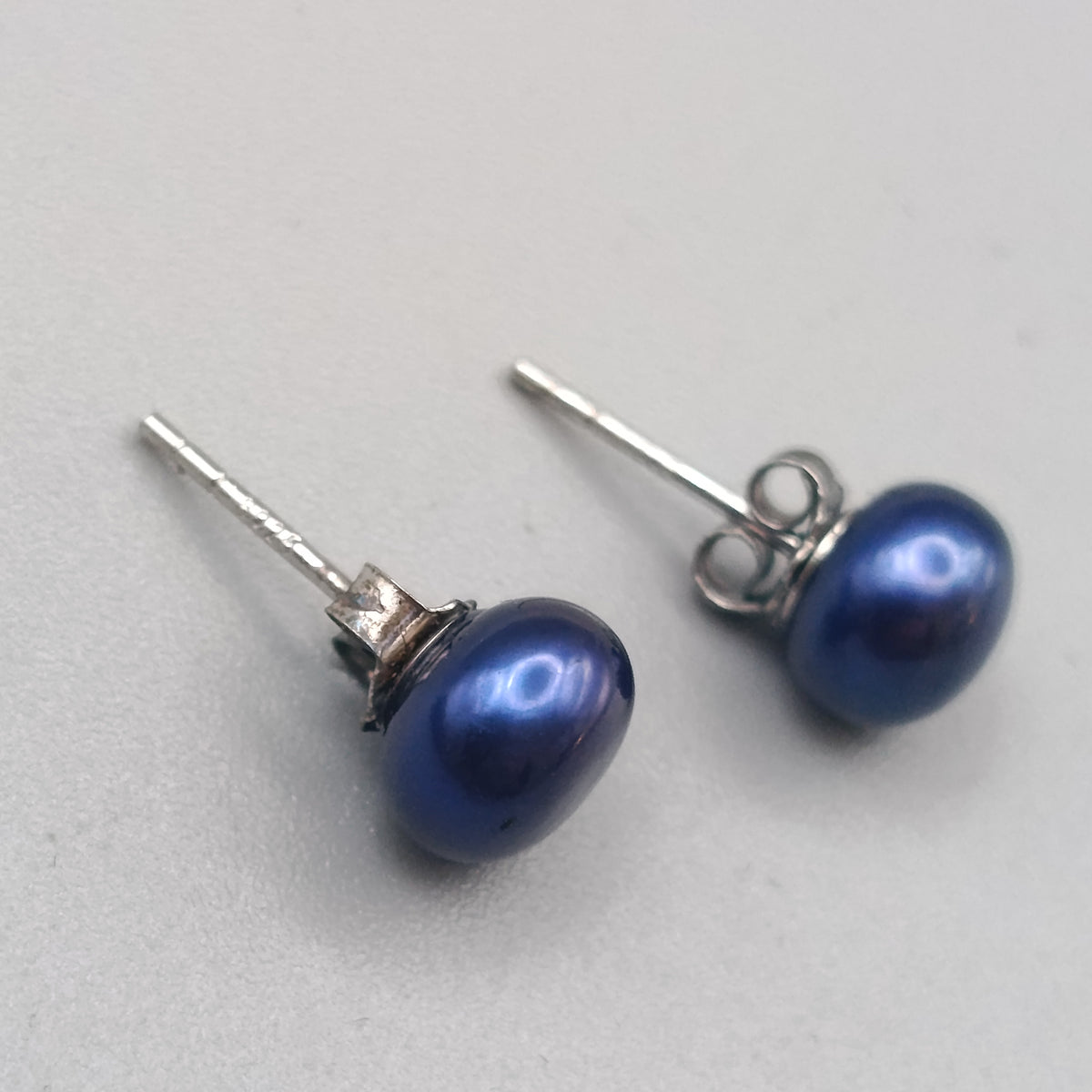 Elegante 925 Silber Perlen-Ohrstecker – Blau schimmernd