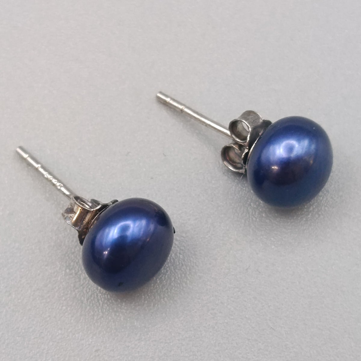 Elegante 925 Silber Perlen-Ohrstecker – Blau schimmernd