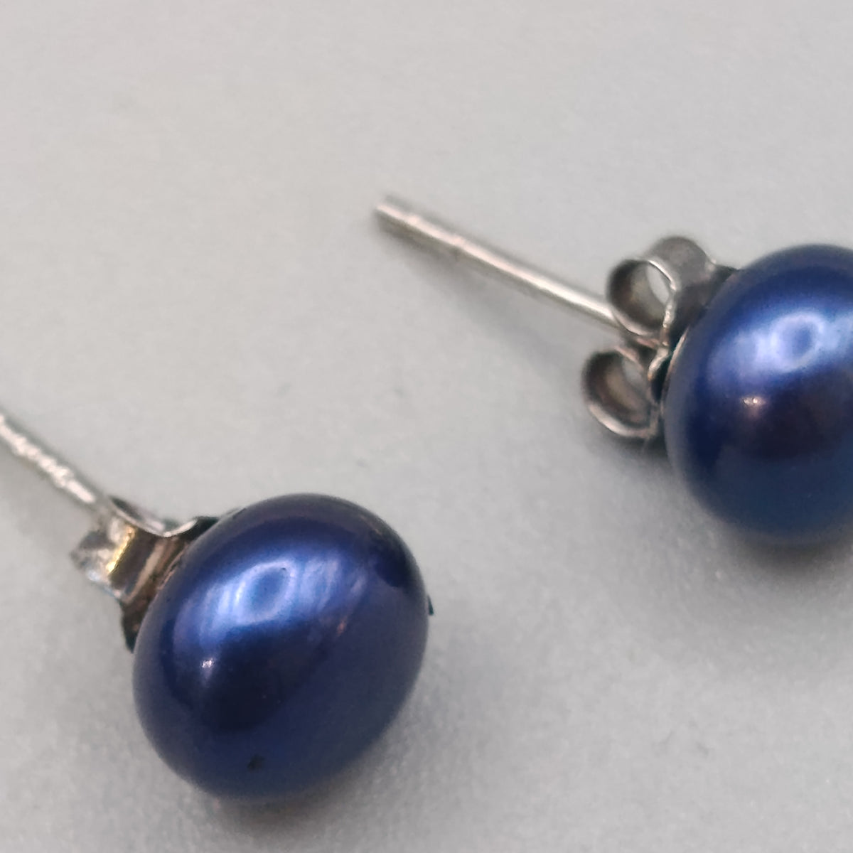 Elegante 925 Silber Perlen-Ohrstecker – Blau schimmernd