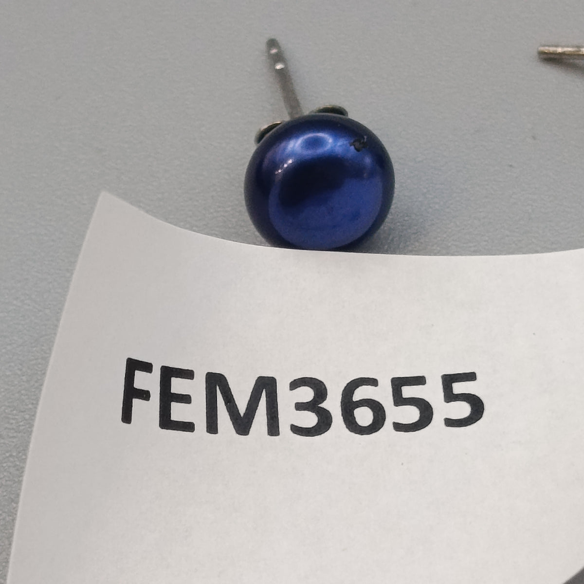 Elegante 925 Silber Perlen-Ohrstecker – Blau schimmernd