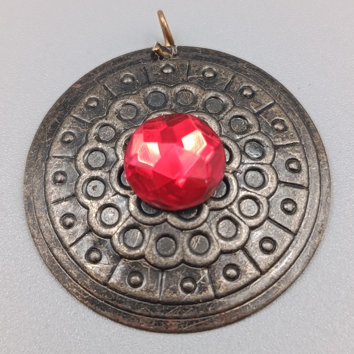 Eleganter Vintage Anhänger – Anhänger mit rotem Stein