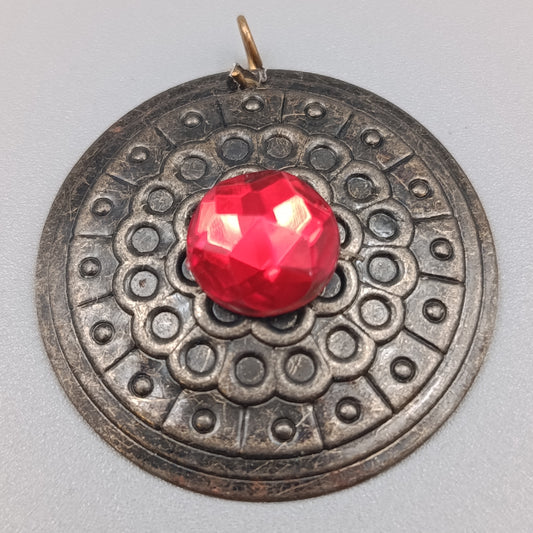 Eleganter Vintage Anhänger – Anhänger mit rotem Stein