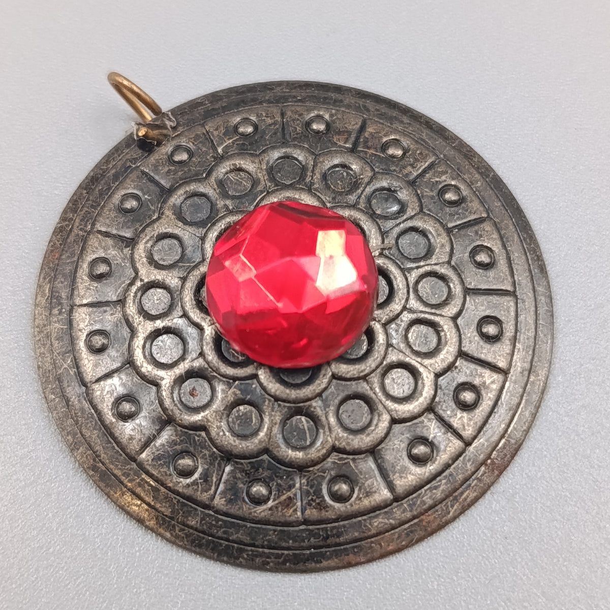 Eleganter Vintage Anhänger – Anhänger mit rotem Stein