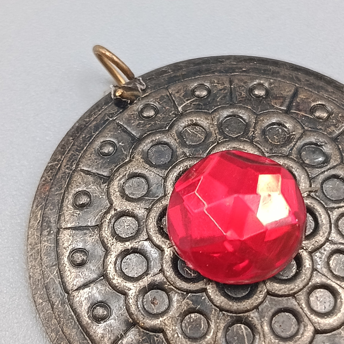 Eleganter Vintage Anhänger – Anhänger mit rotem Stein