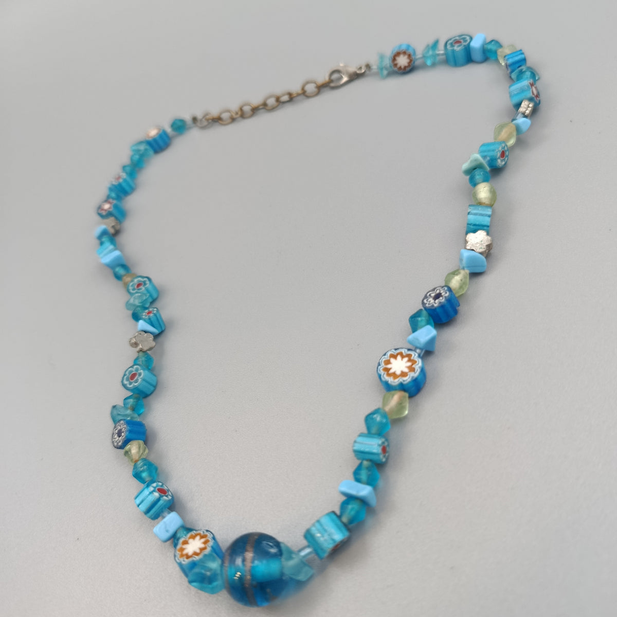 Elegante blaue Millefiori Glaskette – Halsschmuck