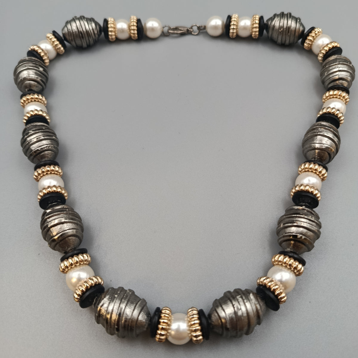 Elegante Statement-Kette –  metallische Akzente
