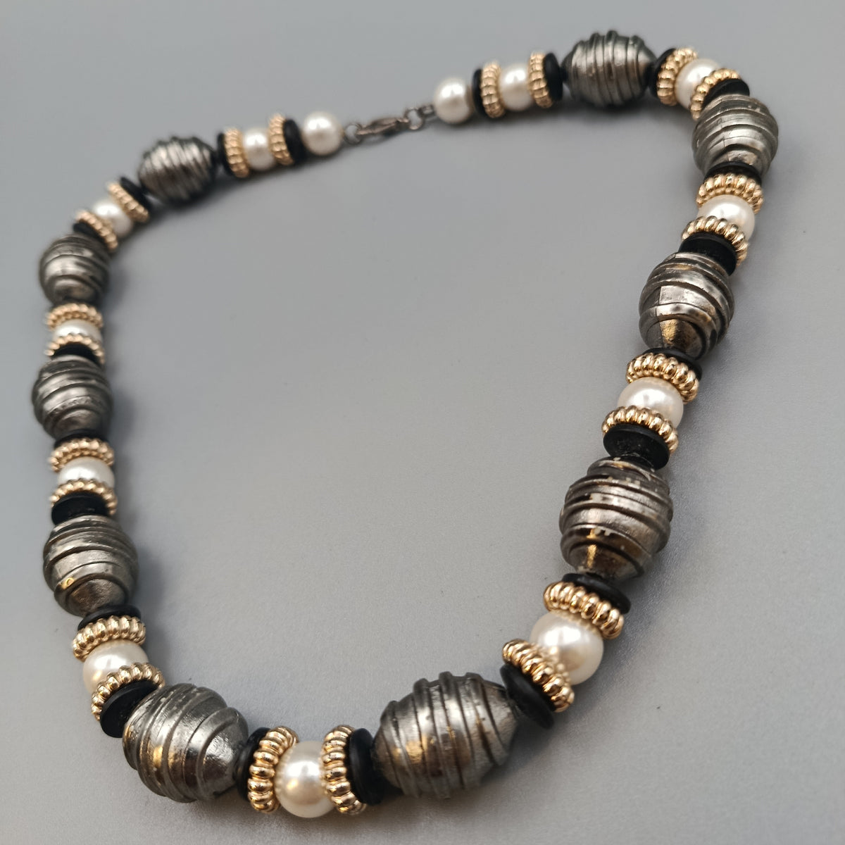 Elegante Statement-Kette –  metallische Akzente