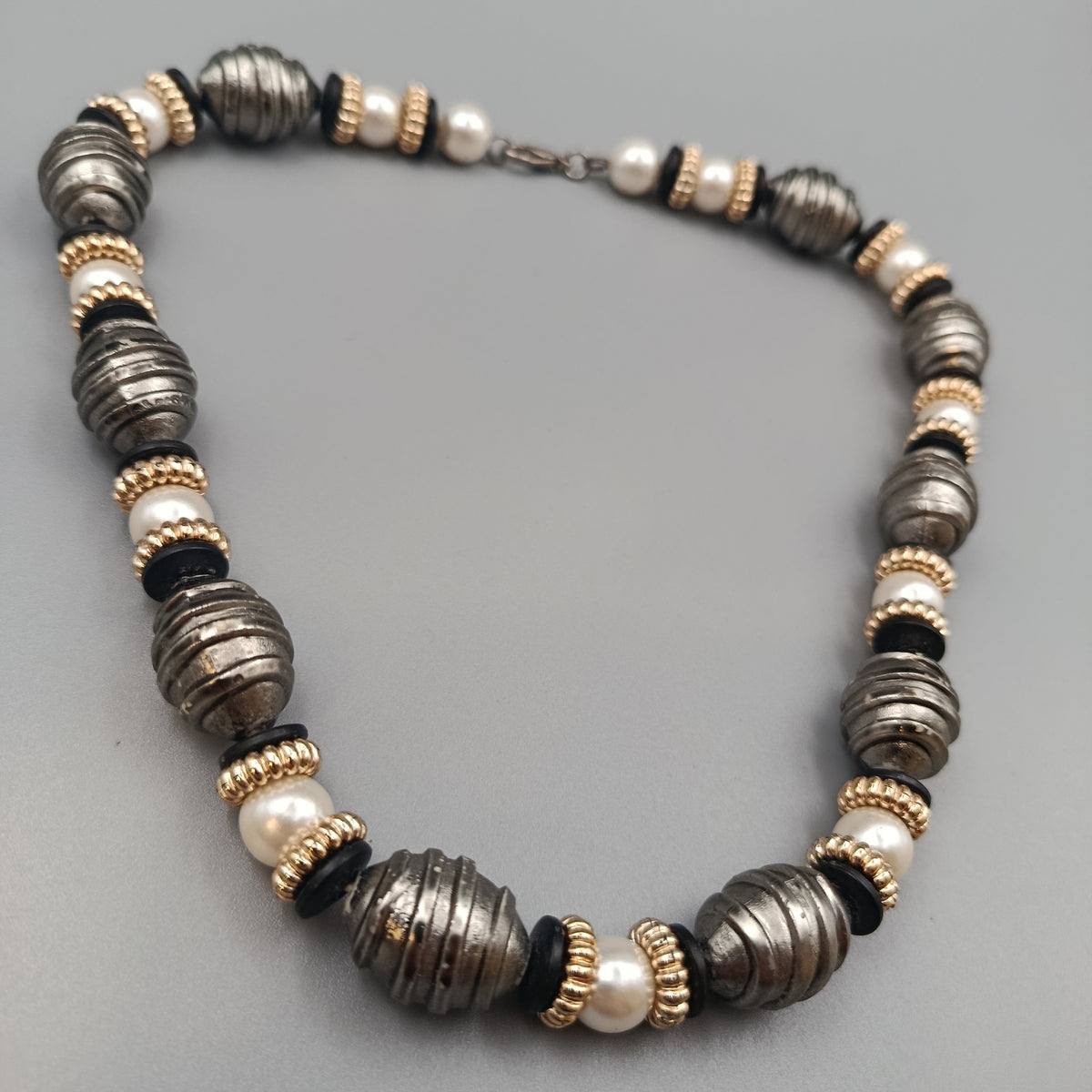 Elegante Statement-Kette –  metallische Akzente
