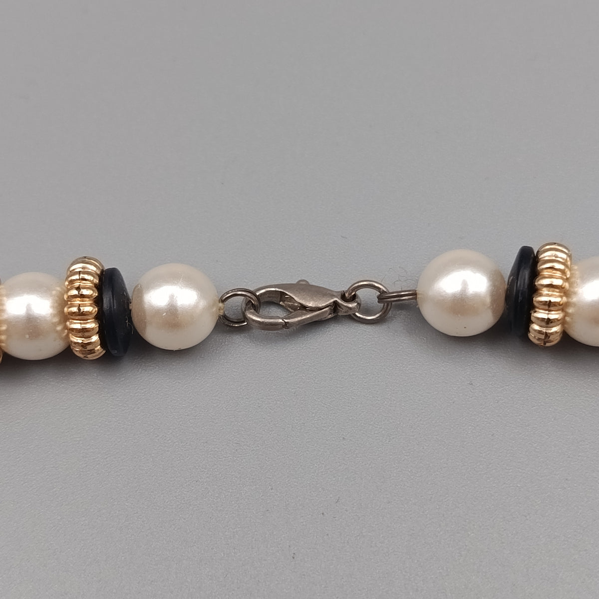 Elegante Statement-Kette –  metallische Akzente