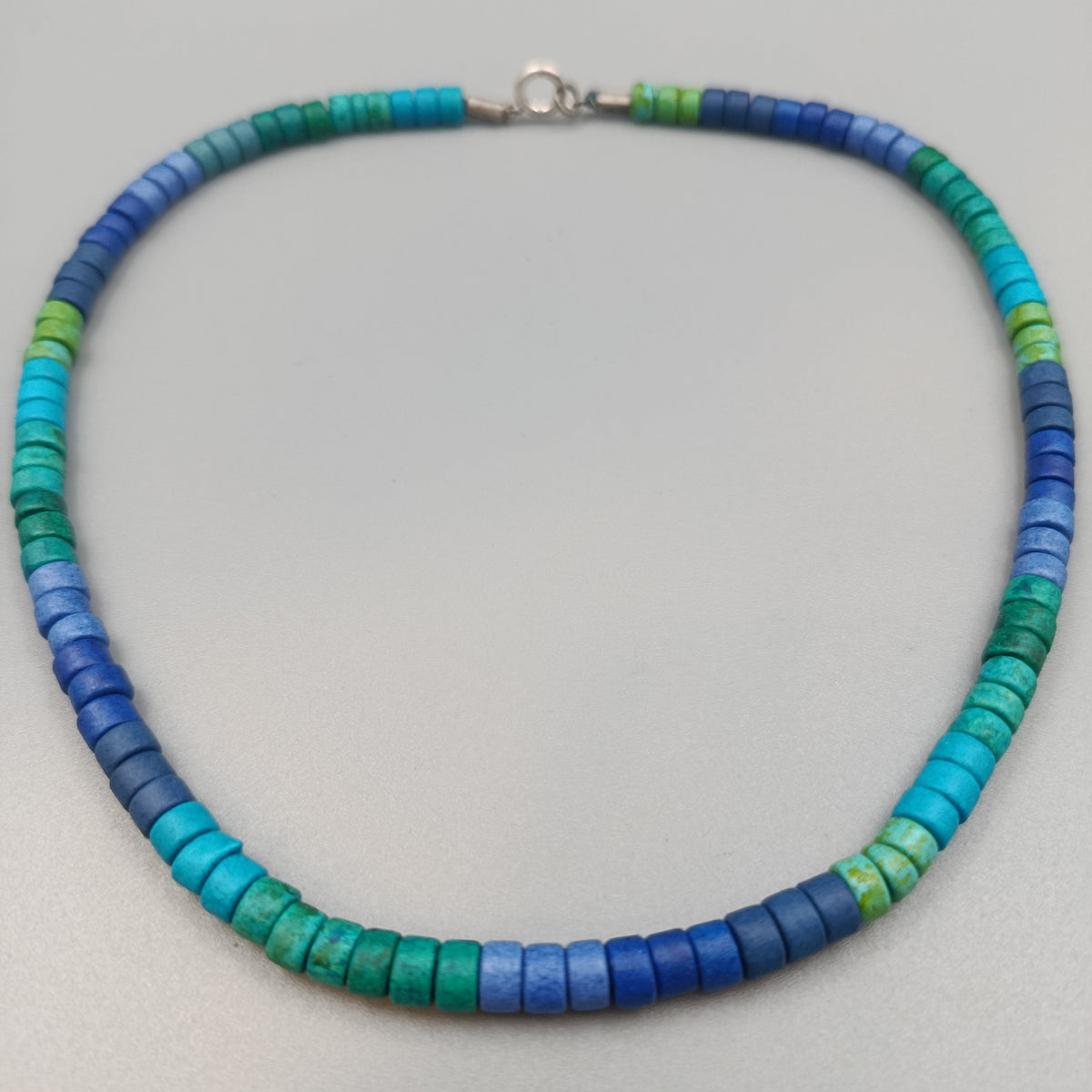 Elegante Bunte Stein-Halskette – Kurze Perlenkette in Blau-Grün