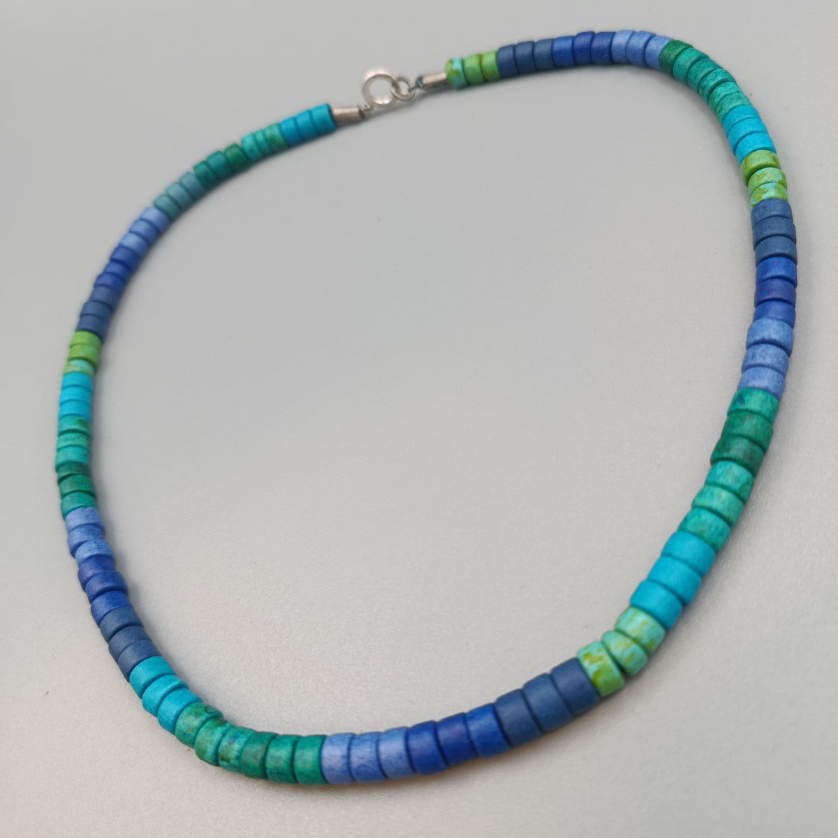 Elegante Bunte Stein-Halskette – Kurze Perlenkette in Blau-Grün