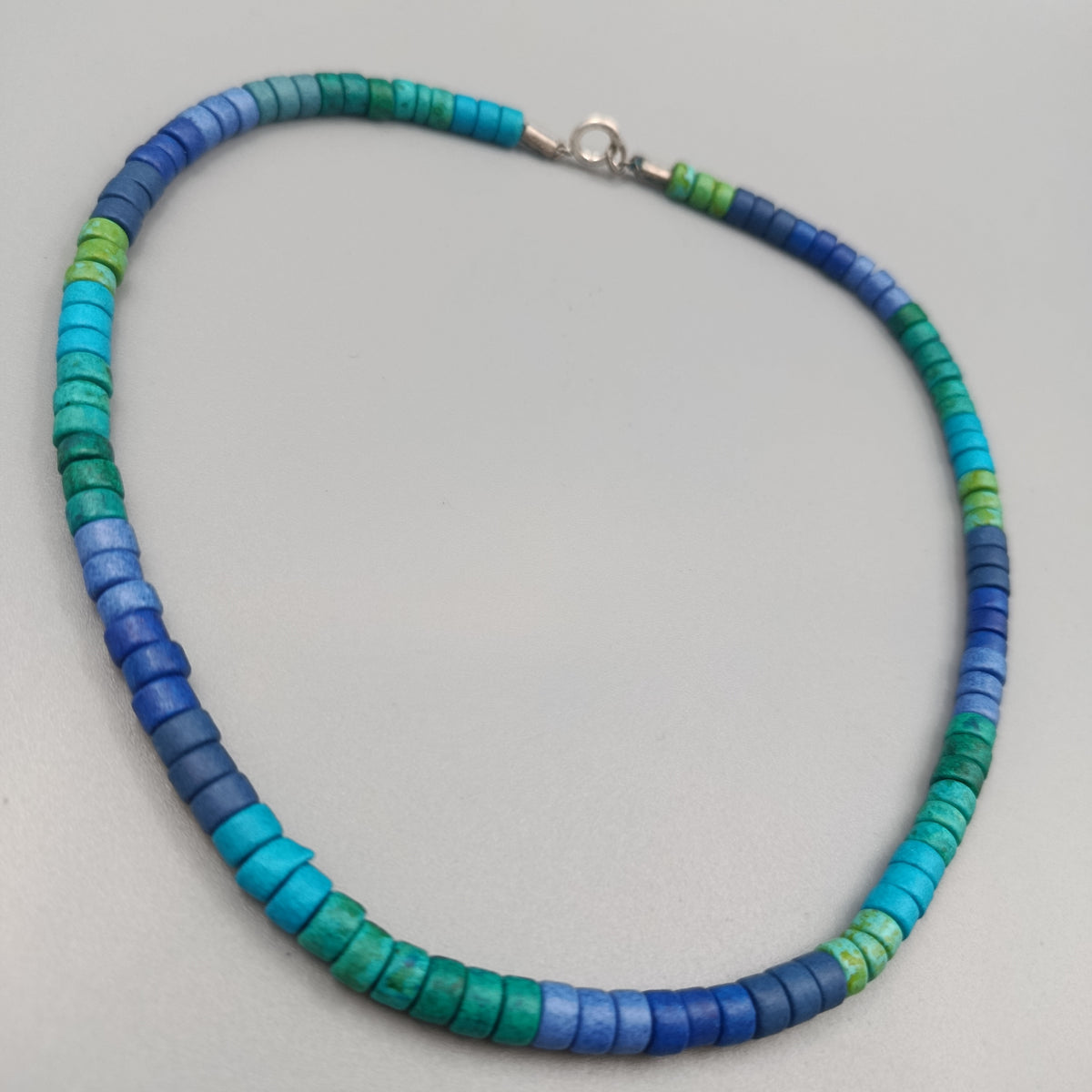 Elegante Bunte Stein-Halskette – Kurze Perlenkette in Blau-Grün