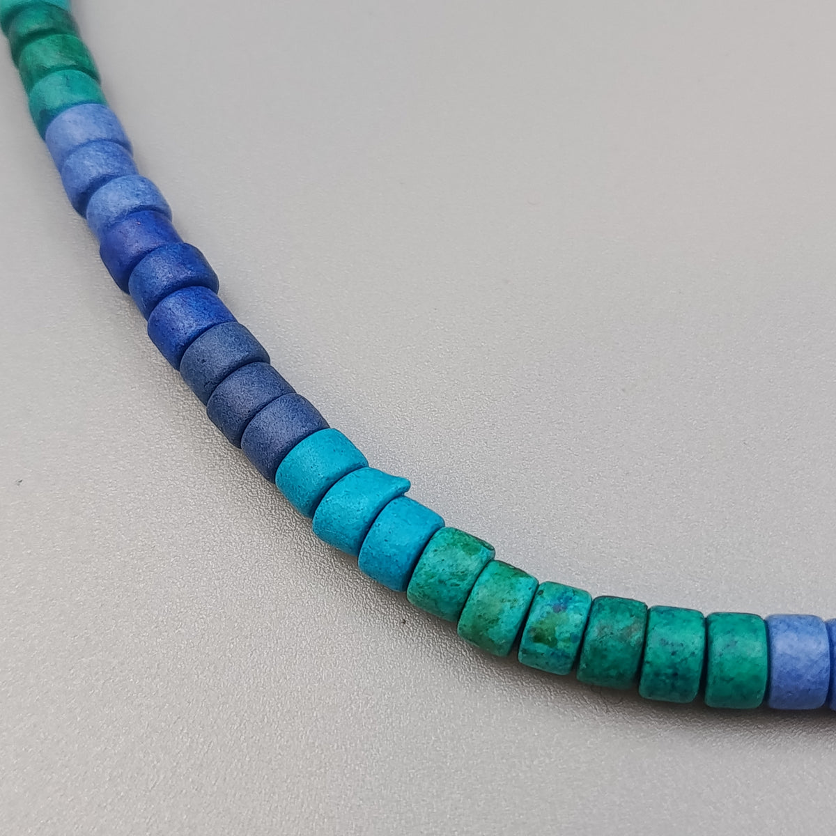Elegante Bunte Stein-Halskette – Kurze Perlenkette in Blau-Grün