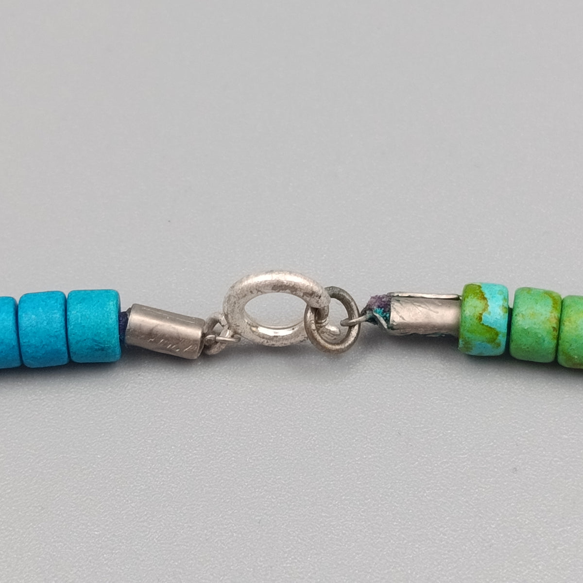 Elegante Bunte Stein-Halskette – Kurze Perlenkette in Blau-Grün