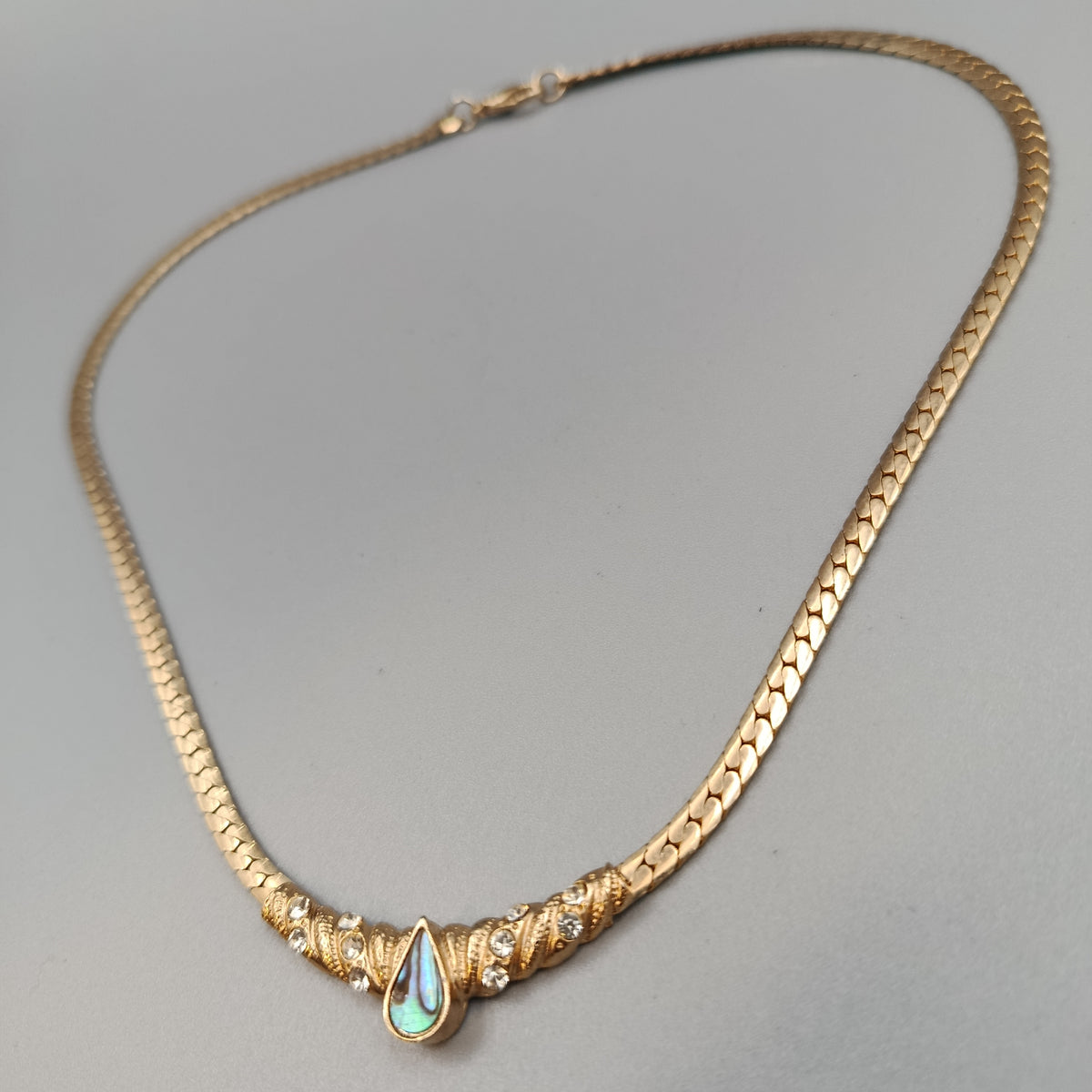 Elegante goldfarbene Halskette – Schlangenkette mit Strass