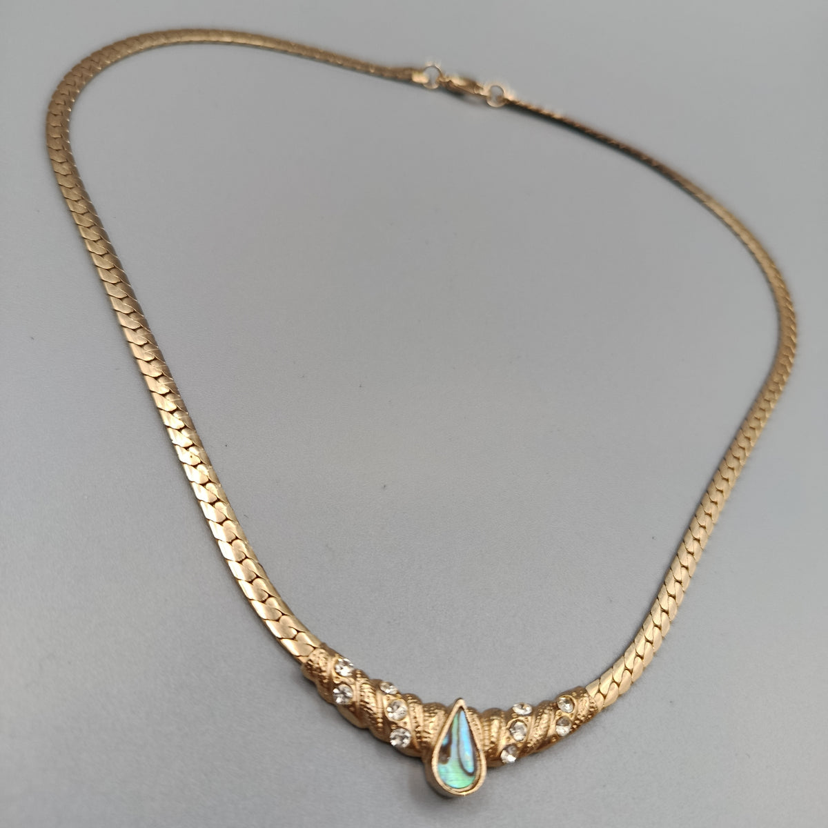 Elegante goldfarbene Halskette – Schlangenkette mit Strass