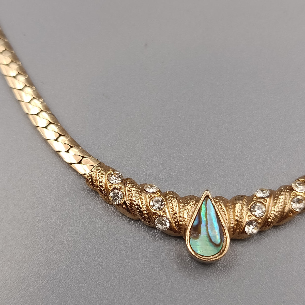 Elegante goldfarbene Halskette – Schlangenkette mit Strass
