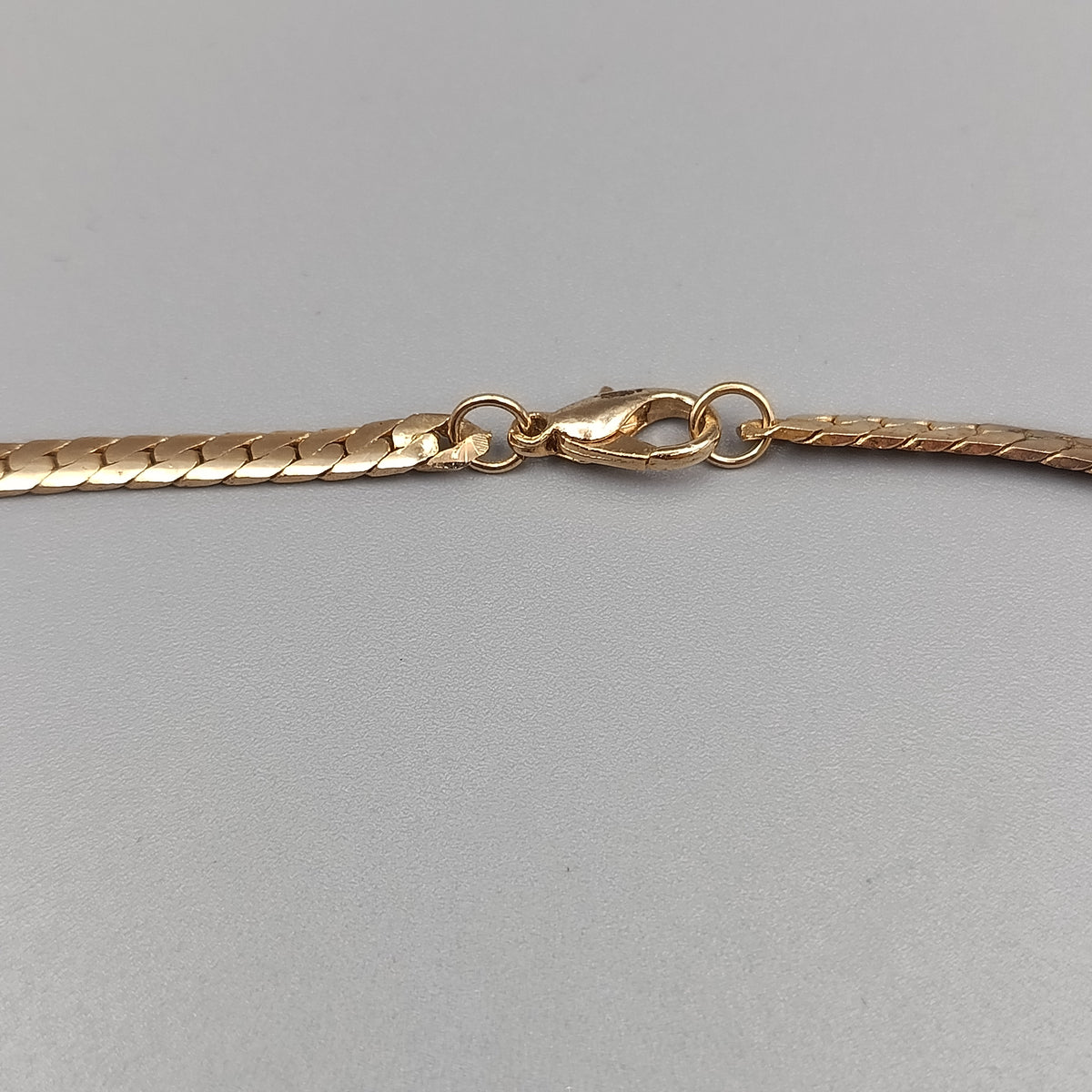 Elegante goldfarbene Halskette – Schlangenkette mit Strass