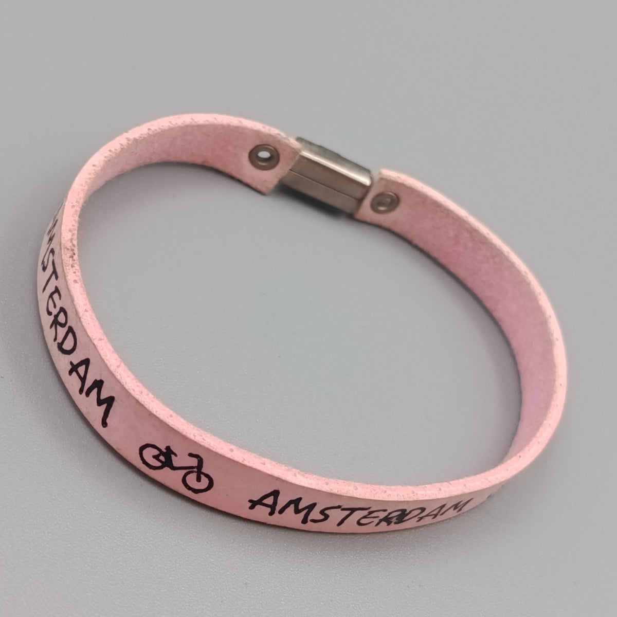 Rosa Lederarmband Amsterdam mit Fahrrad-Motiv