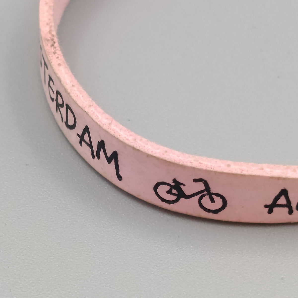 Rosa Lederarmband Amsterdam mit Fahrrad-Motiv