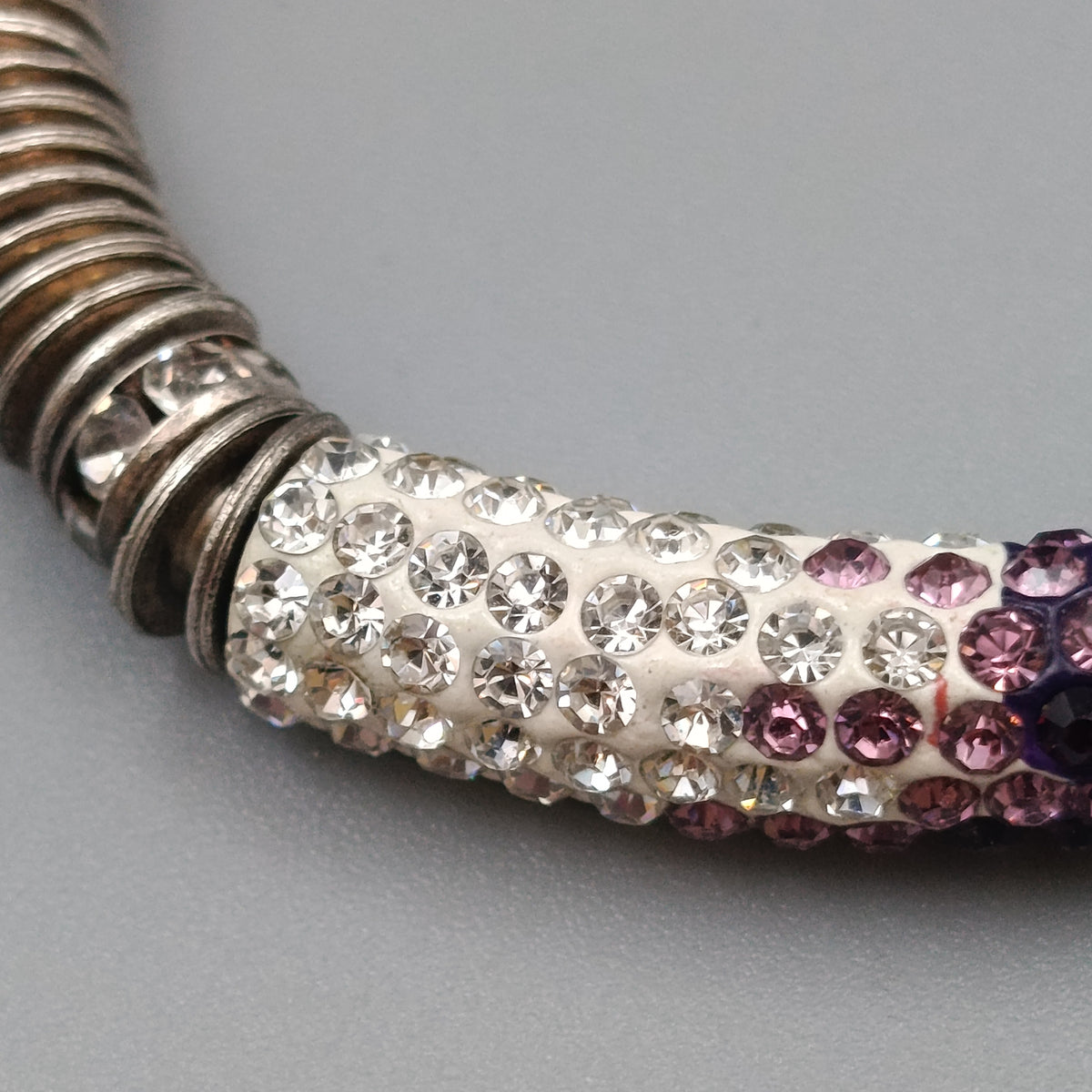 Glitzerndes Elastikarmband mit Strass in Silber und Lila