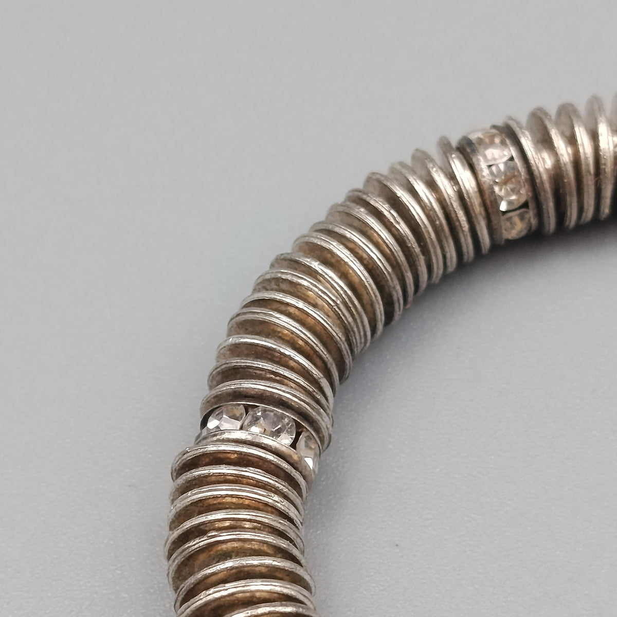Glitzerndes Elastikarmband mit Strass in Silber und Lila