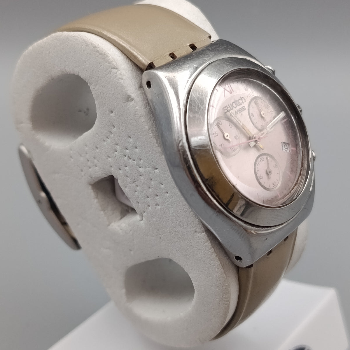 Swatch Damen Uhr – Chronograph mit rosafarbenem Zifferblatt